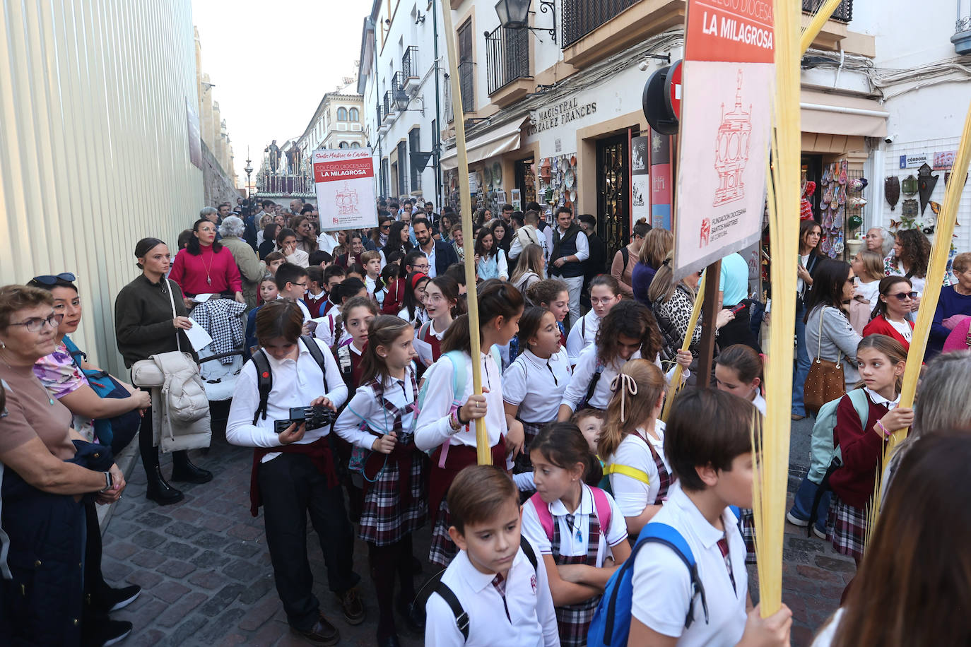 Fotos: la alegre procesión de San Acisclo y Santa Victoria por las calles de Córdoba