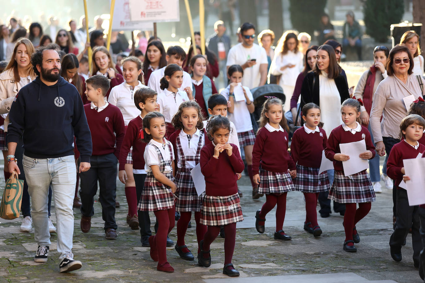 Fotos: la alegre procesión de San Acisclo y Santa Victoria por las calles de Córdoba