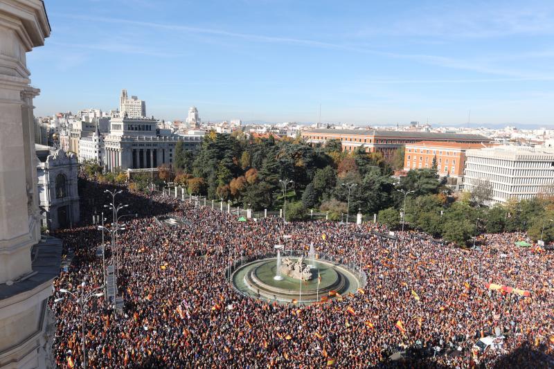 Miles de personas en la concentración del Foro España Cívica contra la amnistía en Cibeles