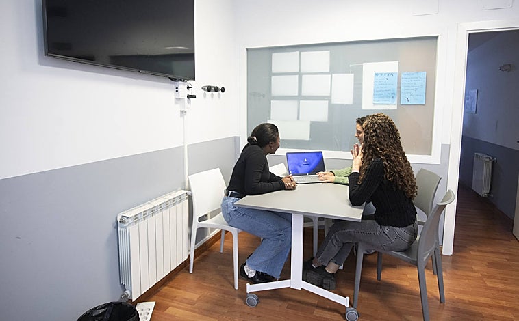 Imagen principal - Interior del centro que ofrece el servicio de atención integral a menores inimputables