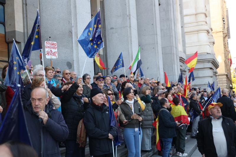 Varios manifestantes con la bandera de la UE en la concentración del Foro España Cívica contra la amnistía en Cibeles