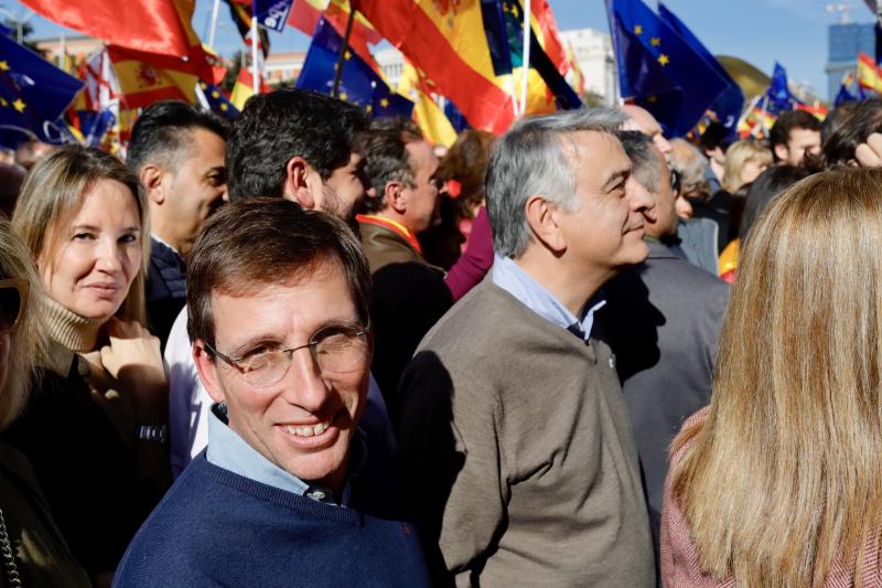 José Luis Martínez-Almeida, alcalde de Madrid desde 2019, en la manifestación contra la amnistía, en Cibeles