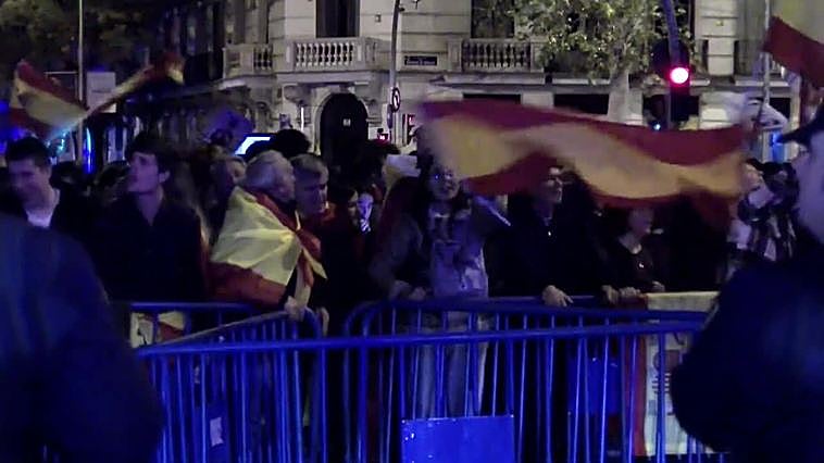 Cientos de personas se concentran ya, por decimosexto día, junto a la sede de Ferraz
