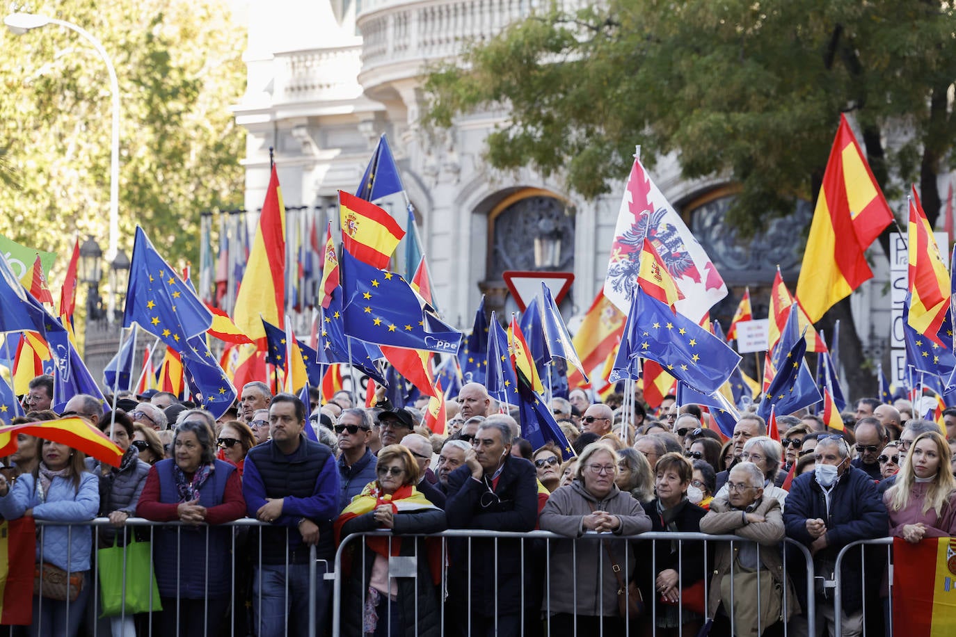 Banderas de España y Europa en la manifestación contra la amnistía