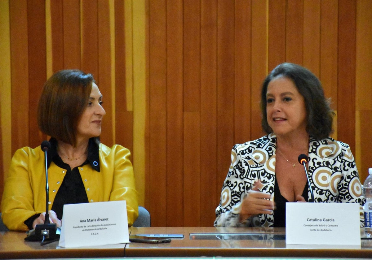 La consejera de Salud y Consumo, Catalina García, a la derecha, en el Congreso Andaluz de Diabetes en Huelva