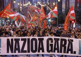 Miles de personas convocadas por EH Bildu marchan por las calles de Bilbao: «Somos una nación»