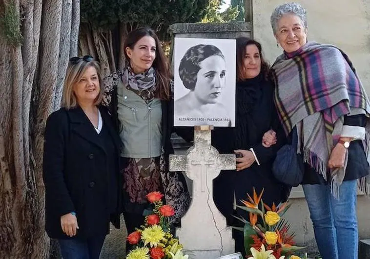 Dolores Fidalgo, junto a otros miembros del Legado de Mujeres, junto a la tumba de Margarita Ferreras en Palencia