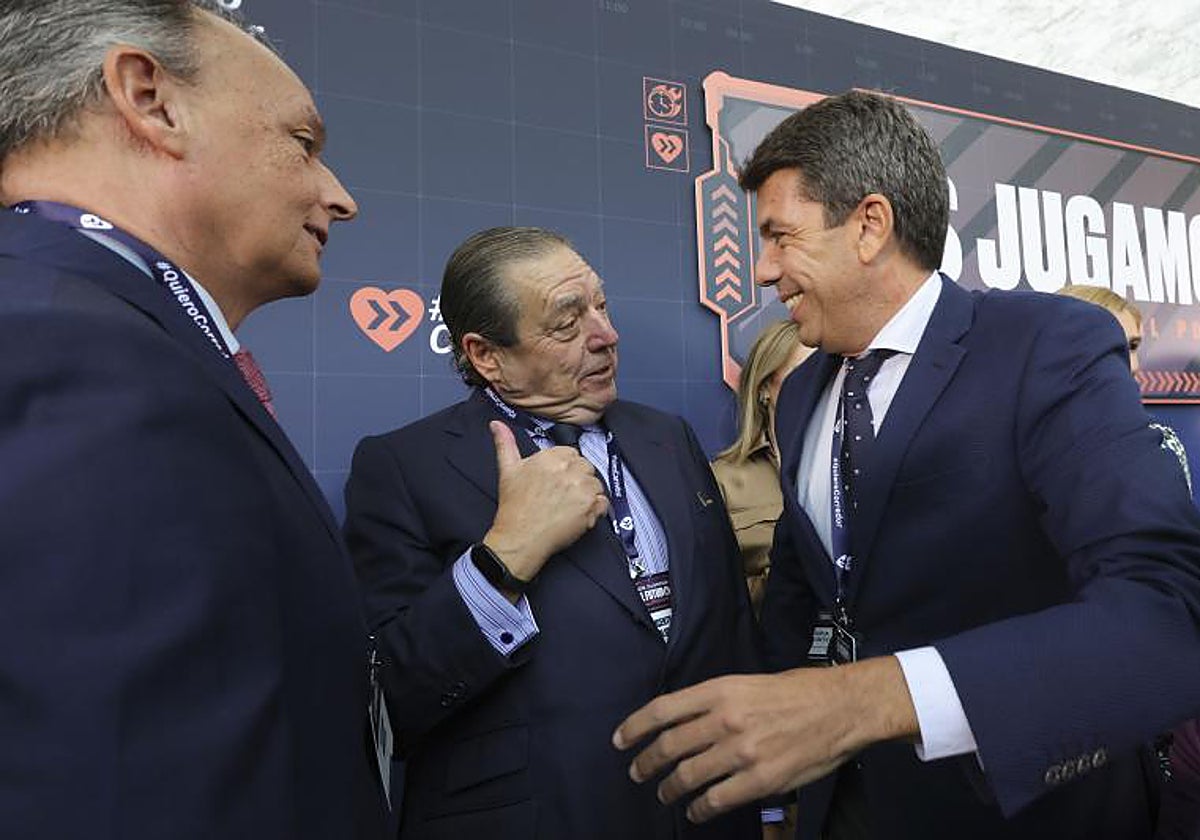 Carlos Mazón saluda a Vicente Boluda (AVE) junto a Salvador Navarro (CEV) en un acto empresarial reciente