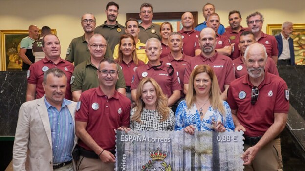 Foto de familia del acto de presentación del sello conmemorativo en Tenerife