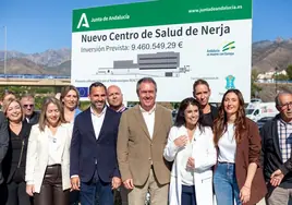 Pelea de carteles entre el PP y el PSOE en Andalucía por la inversión de una obra en un centro de salud
