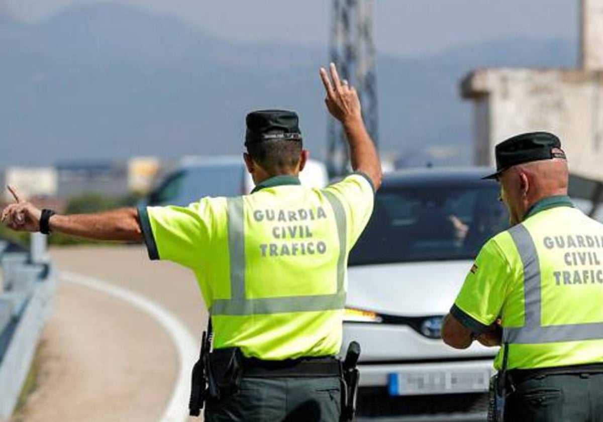 Dos agentes de Tráfico de la Guardia Civil, en una imagen de archivo