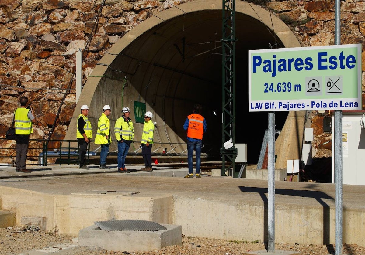 Trabajadores a la entrada del túnel de la variante de Pajares