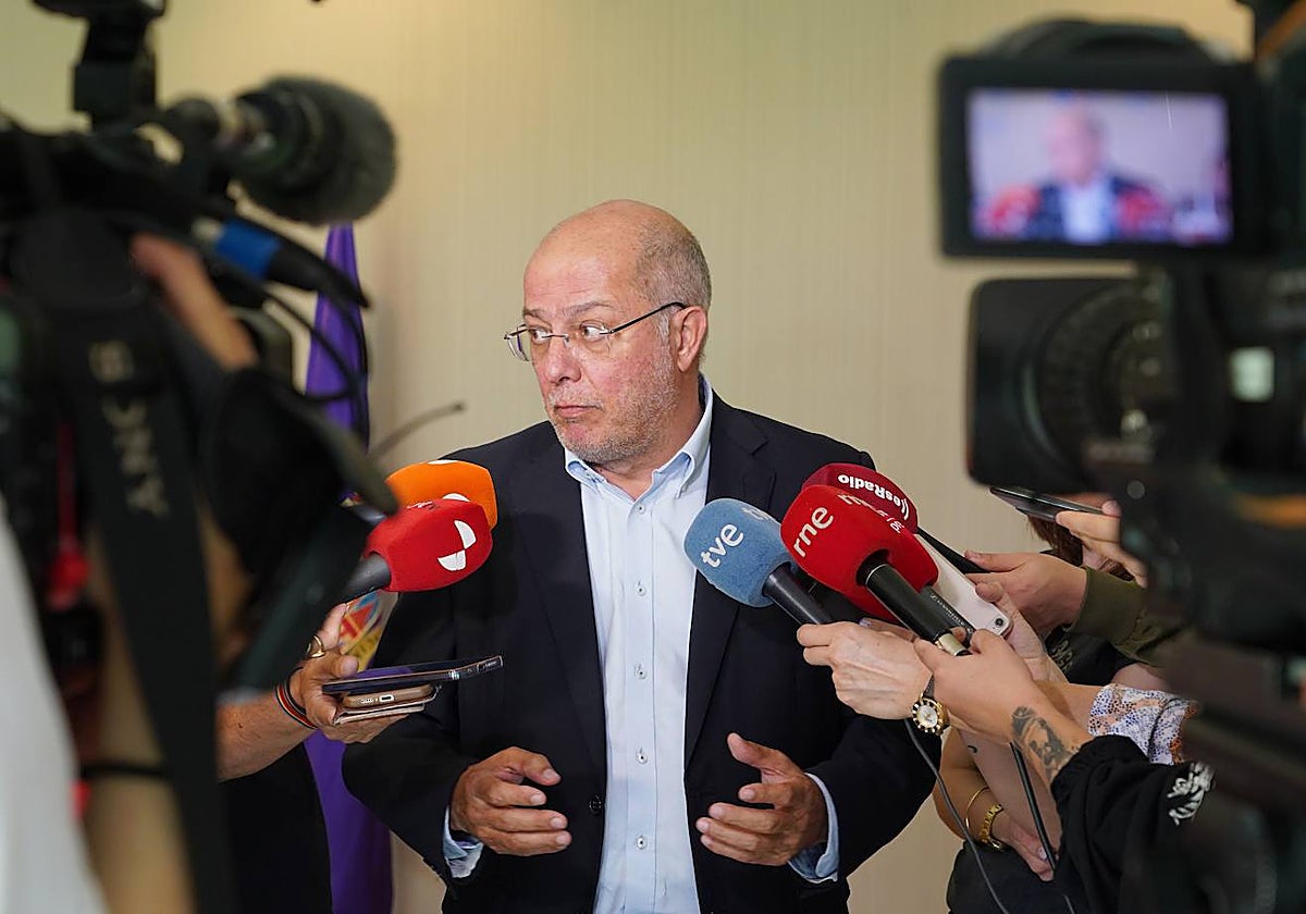Francisco Igea atiende a los medios de comunicación, en una imagen de archivo