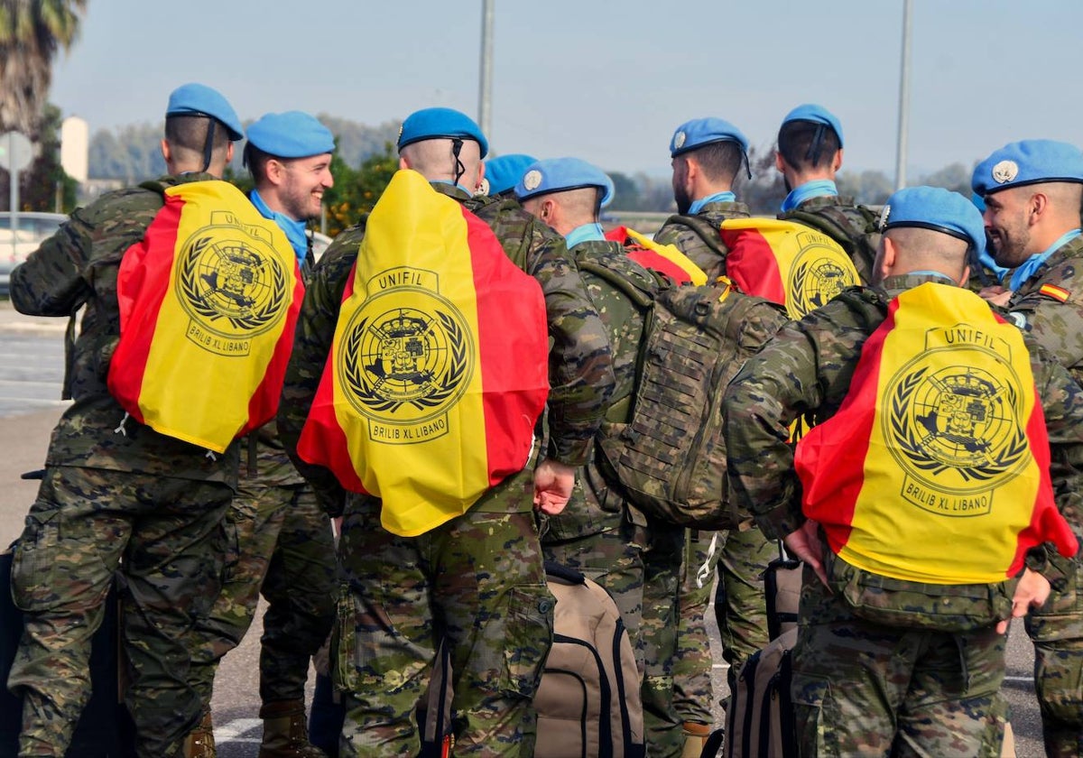 Miembros de la Brigada Extremadura en el aeropuerto antes de partir a Líbano
