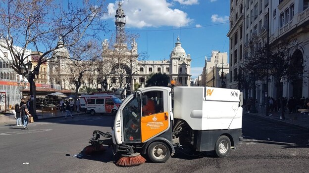 Imagen de un barrendero en la Plaza del Ayuntamiento de Valencia