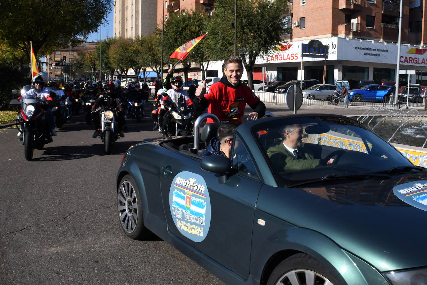 Más de 300 motos y multitud de fans arropan a Álvaro Bautista en su recorrido por Talavera