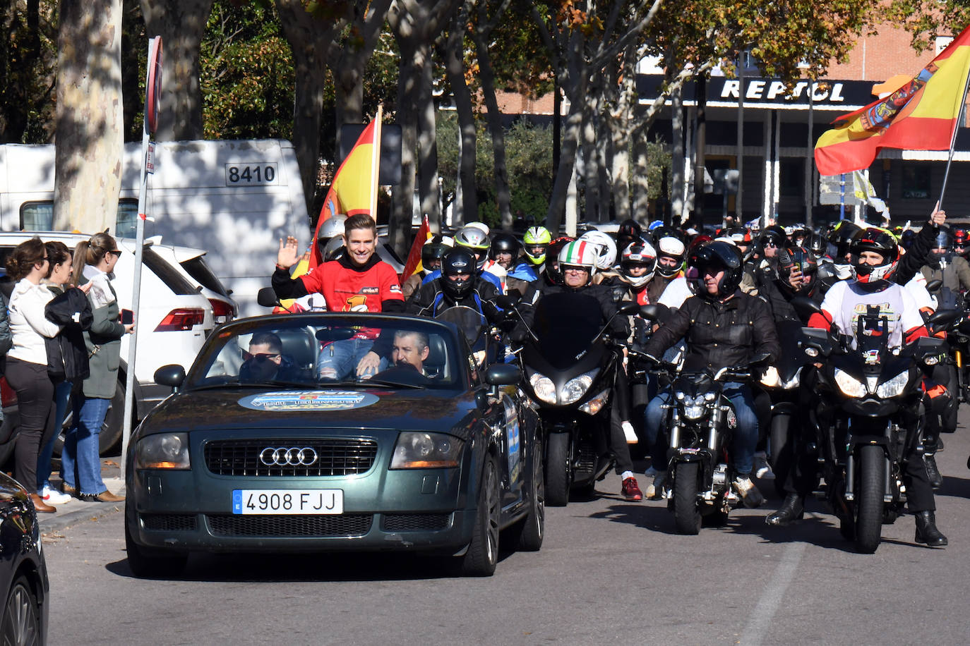 Más de 300 motos y multitud de fans arropan a Álvaro Bautista en su recorrido por Talavera