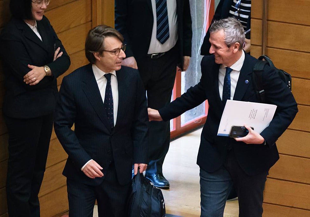 El conselleiro de Facenda, Miguel Corgos, y el presidente de la Xunta, Alfonso Rueda, este lunes en el Parlamento de Galicia