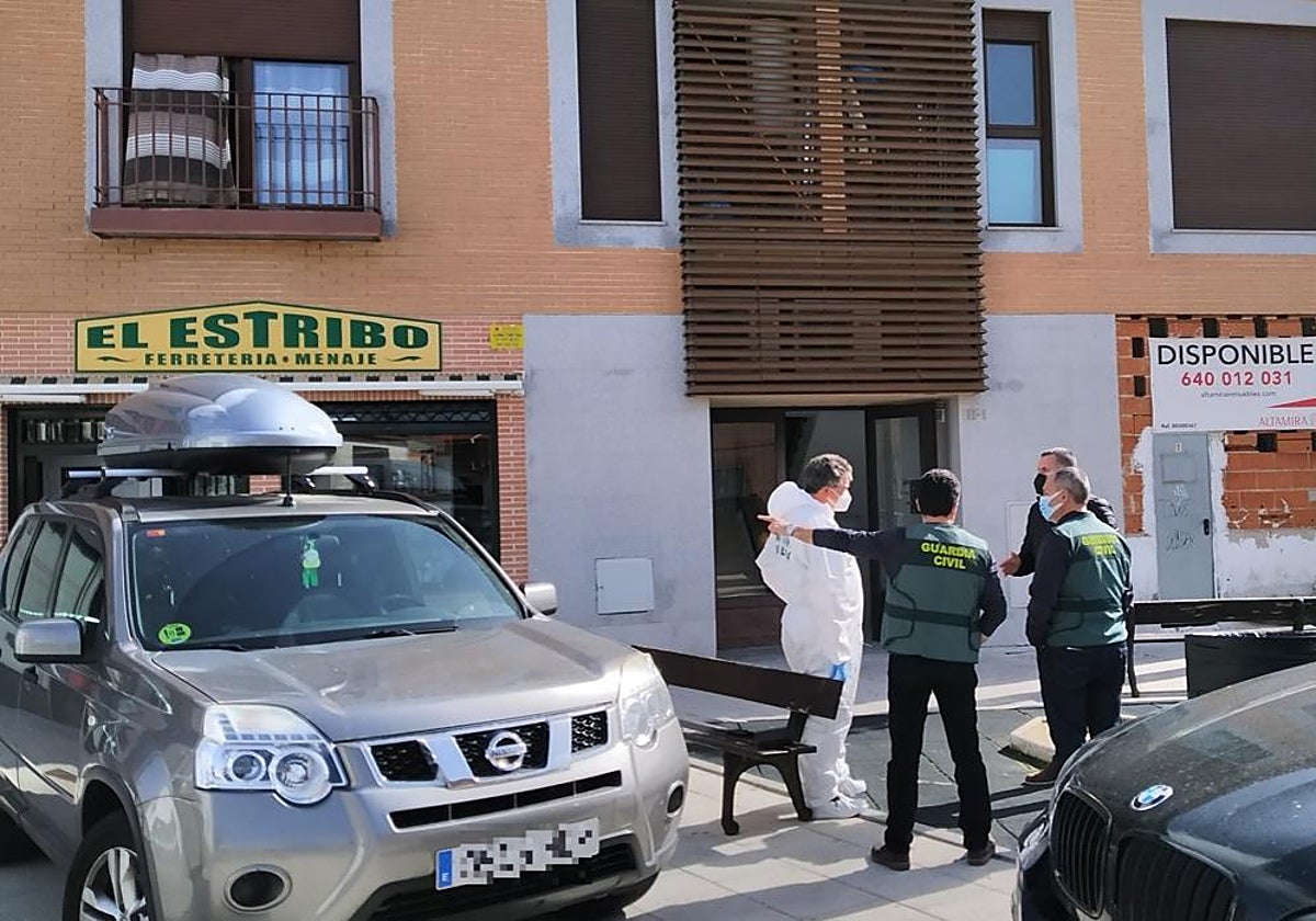 El portal donde Santiago vivía. Residía en el balcón de la izquierda