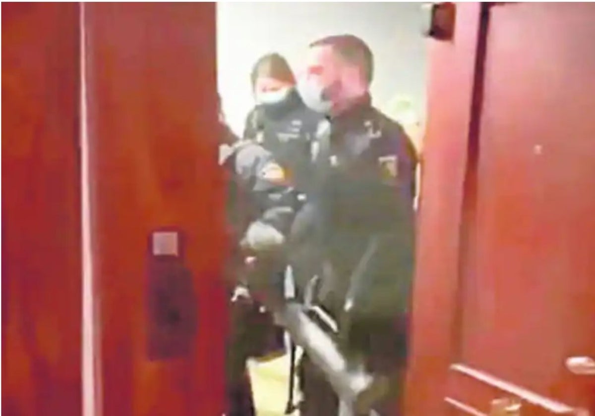 Momento en que los agentes abrieron la puerta con un ariete