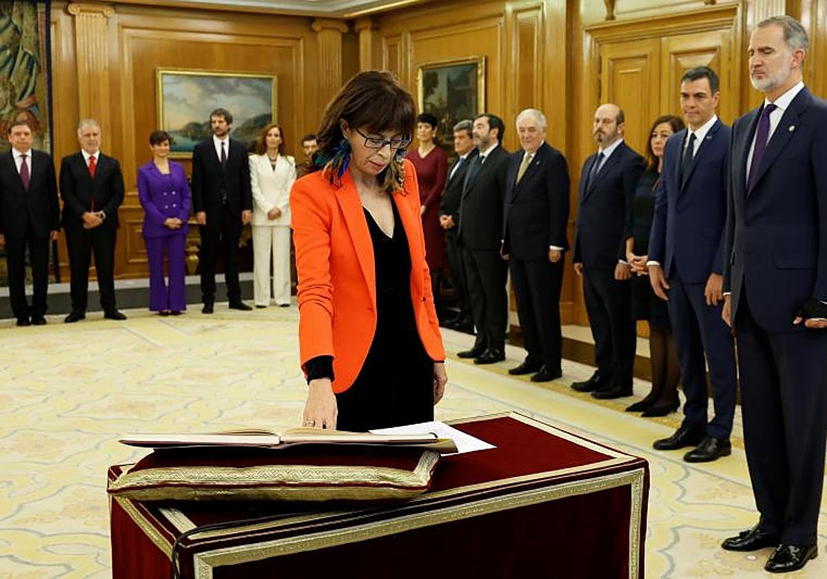 La nueva ministra de Igualdad, Ana Redondo, promete su cargo