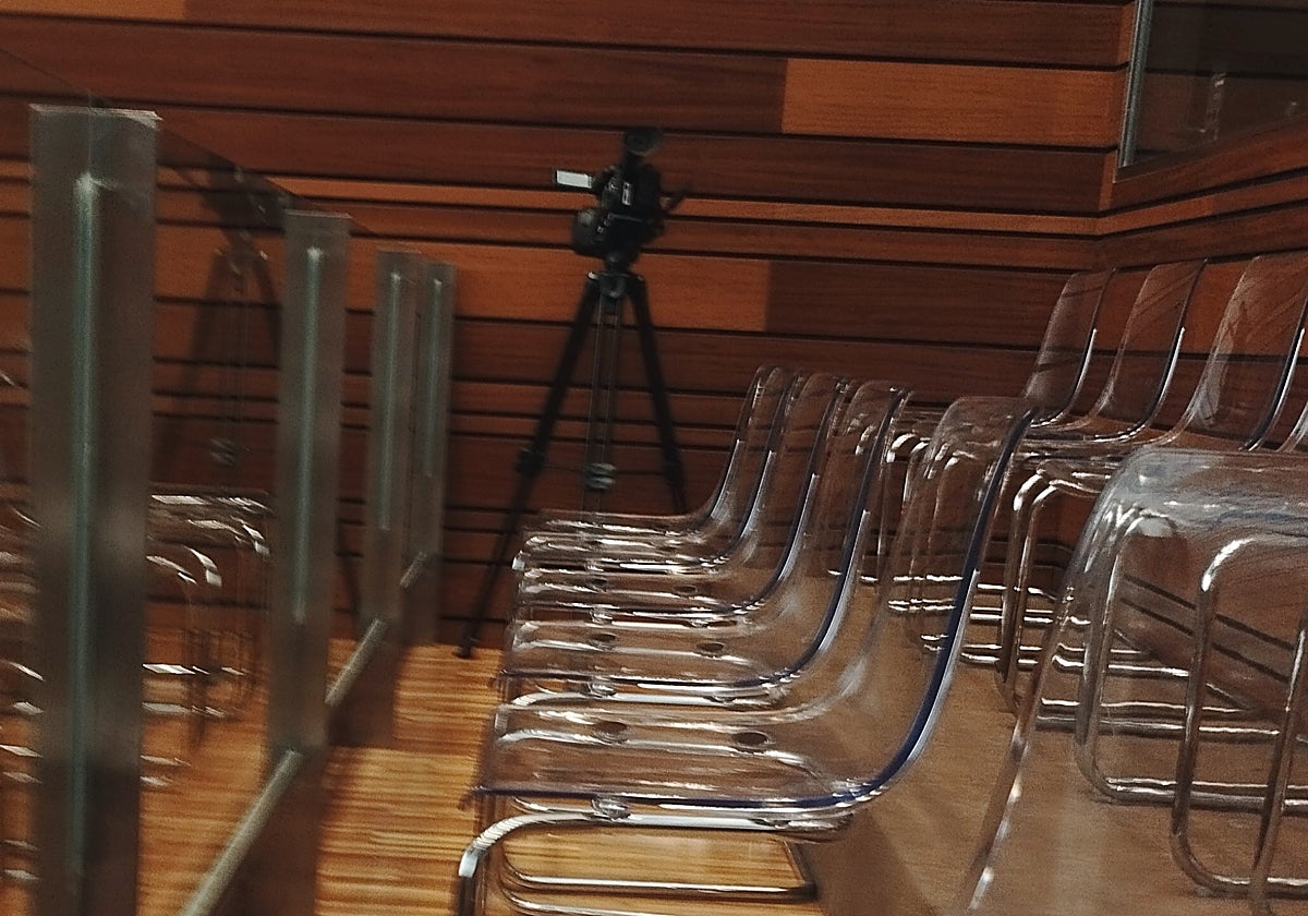 La cámara, en la tribuna de invitados