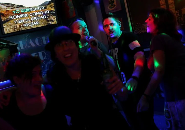 Varias personas en un karaoke de Madrid