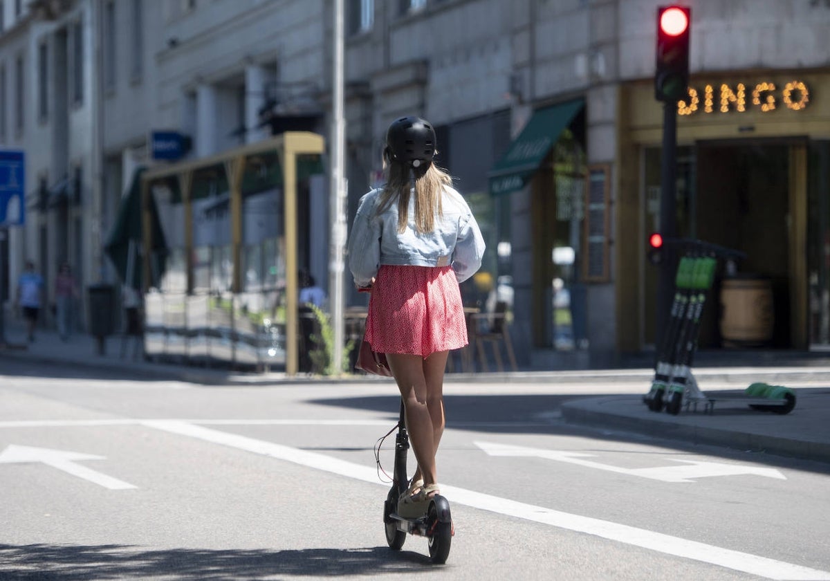 Una mujer circula en patinete eléctrico, en una imagen de archivo