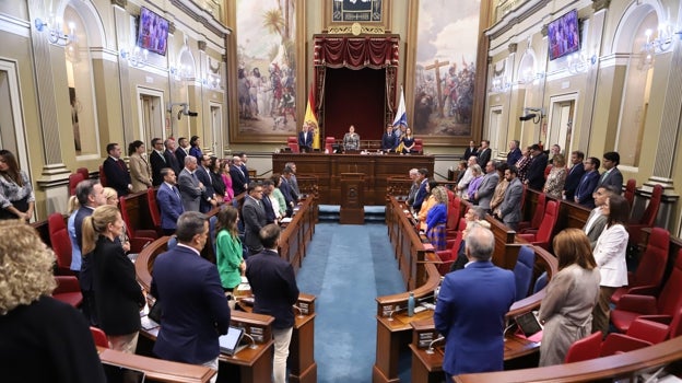 Minutos de silencio en la sesión del Parlamento canario