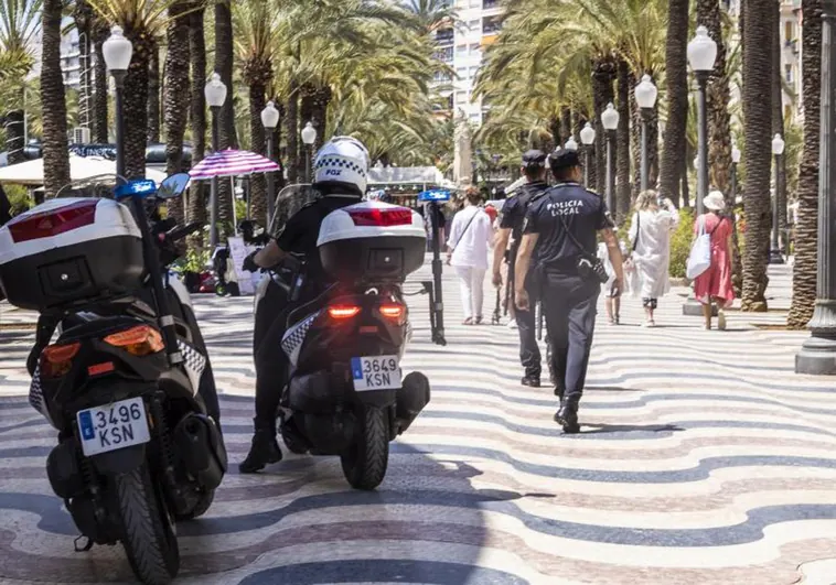 Agentes de la Policía Local patrullan a pie por la Explanada de Alicante.