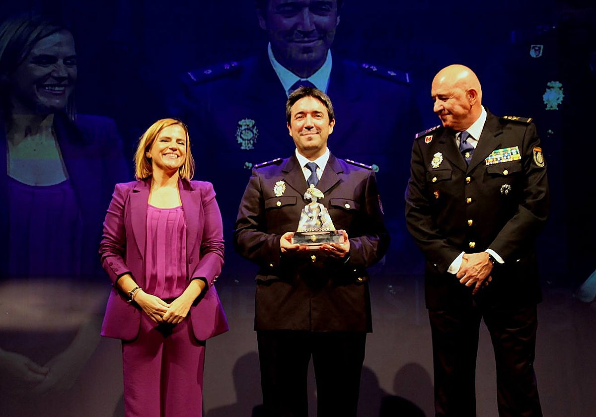 Imagen de Pilar Bernabé, Jaime Cuenca y Jorge Martí durante los reconocimientos 'Meninas 2023'