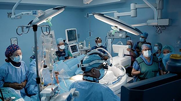 El Hospital Reina Sofía de Córdoba implanta un nuevo tipo de desfibrilador automático extravascular