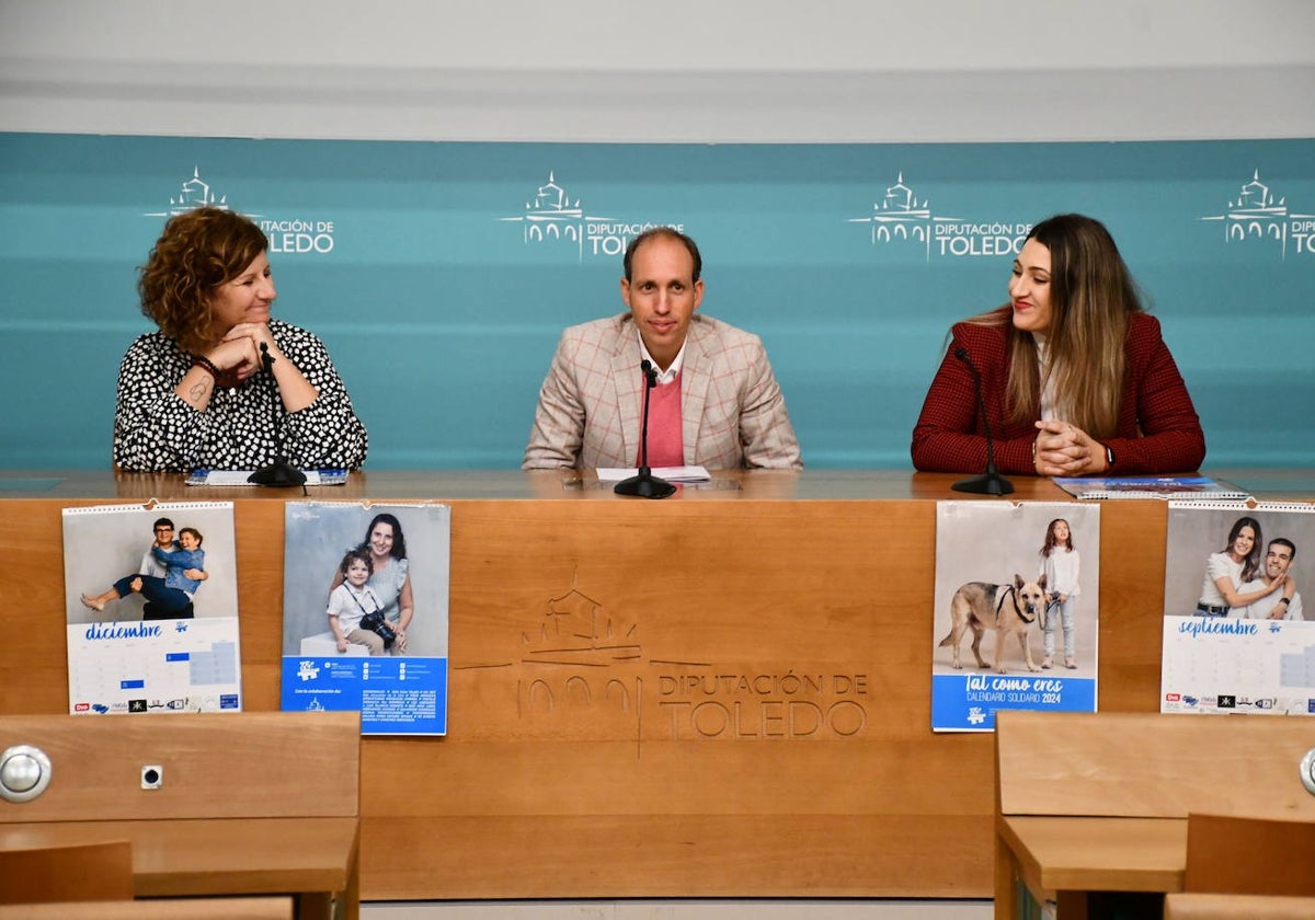 El vicepresidente Daniel Arias con Vanessa Villalba y Gloria Caballero