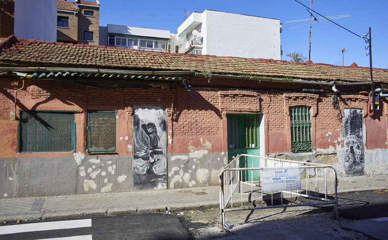 Imagen principal - Exterior de Peironcely, 10, con puertas tapiadas que decoran grafitis con imágenes de Robert Capa; Loubma, una de las antiguas inquilinas que fue realojada, e interior de la finca, en 2021, cuando no se había hecho el realojo