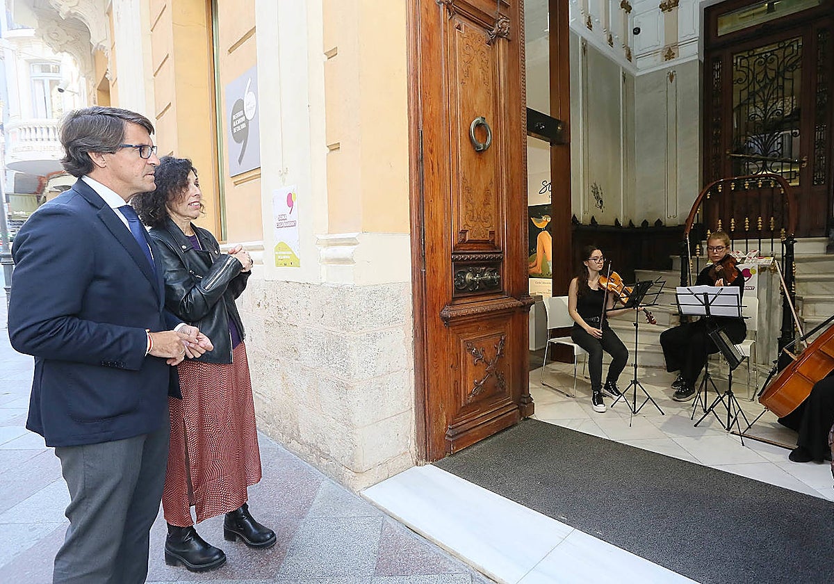 Imagen de Juan de Dios Navarro a la entrada al Instituto Juan Gil-Albert