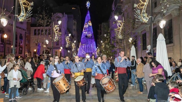 El árbol de Navidad de forma cónica iluminado para estas fiestas.