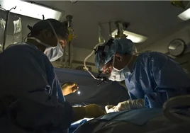 Las listas de espera quirúrgicas en los hospitales de Andalucía recogen casi 11.000 pacientes más que las que baraja el Ministerio de Sanidad