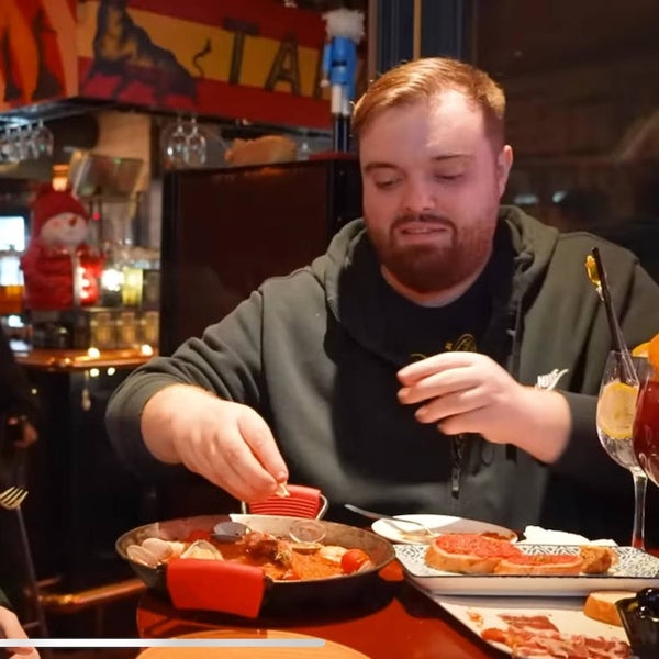 Ibai y El Xokas prueban una paella que «si la ve un valenciano te pega una paliza»