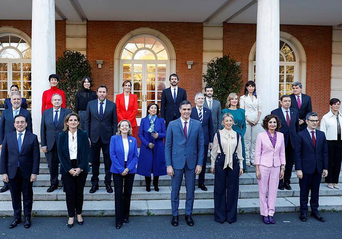 El nuevo Consejo de Ministros junto al presidente del Gobierno, Pedro Sánchez