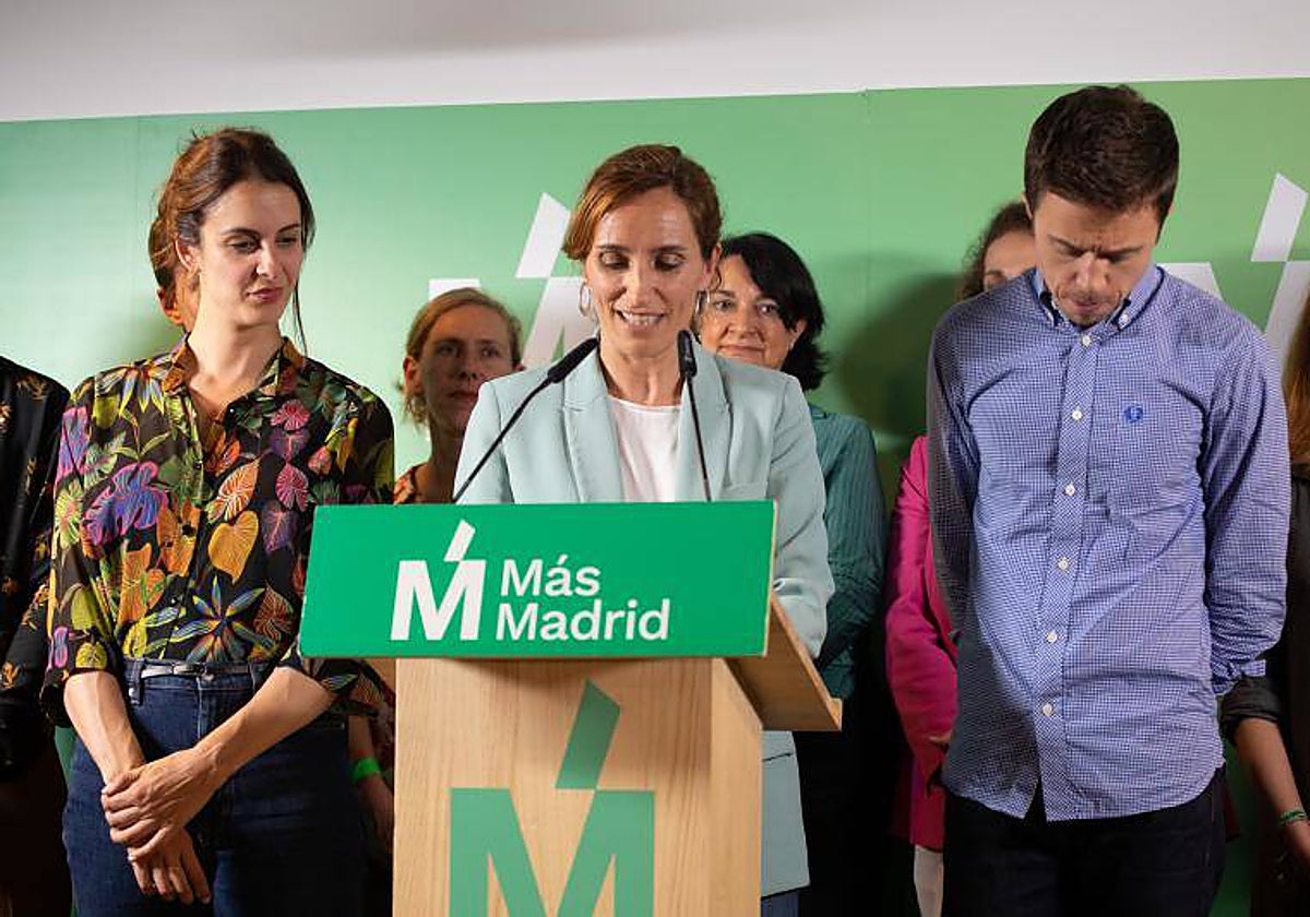 Mónica García, entre Rita Maestre e Íñigo Errejón, en la noche electoral de mayo