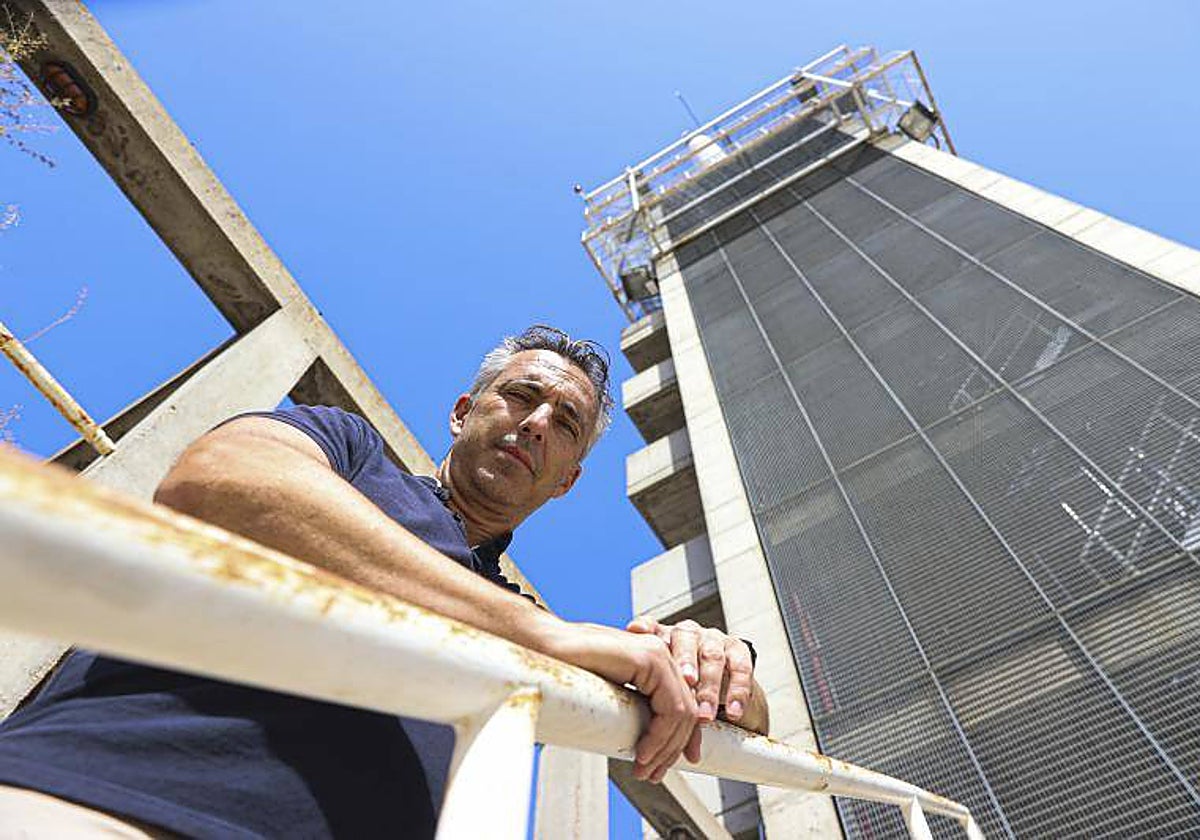 El consejero de Medio Ambiente, Agricultura e Interior, Carlos, en el parque de bomberos de las Rozas