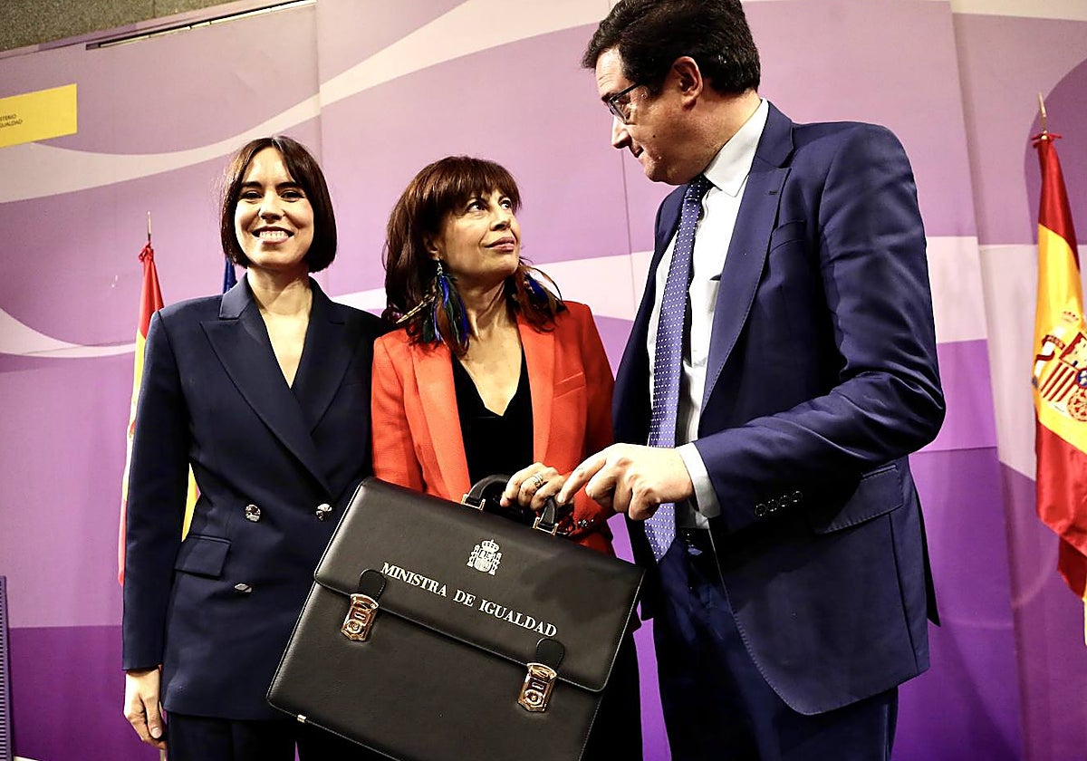 Ana Redondo recibe la cartera del Ministerio de Igualdad de manos de Óscar López