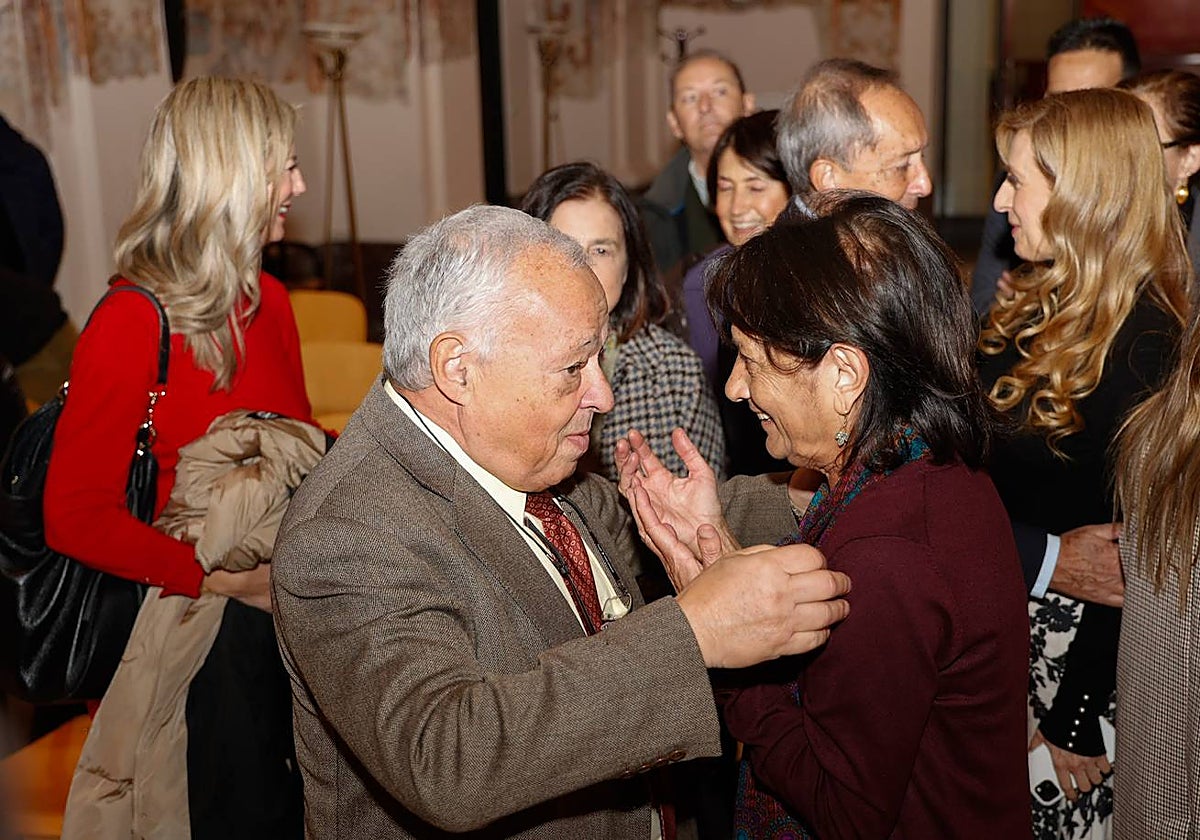 Gonzalo Santonja saluda a Elisa Delibes antes de firmar el comodato para la cesión del legado del escritor a la Consejería