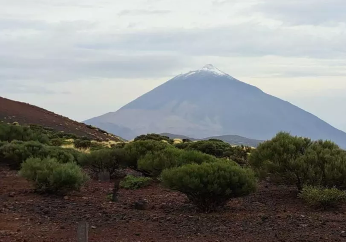 Sombrero blanco en el Teide con la primera nevada de la temporada