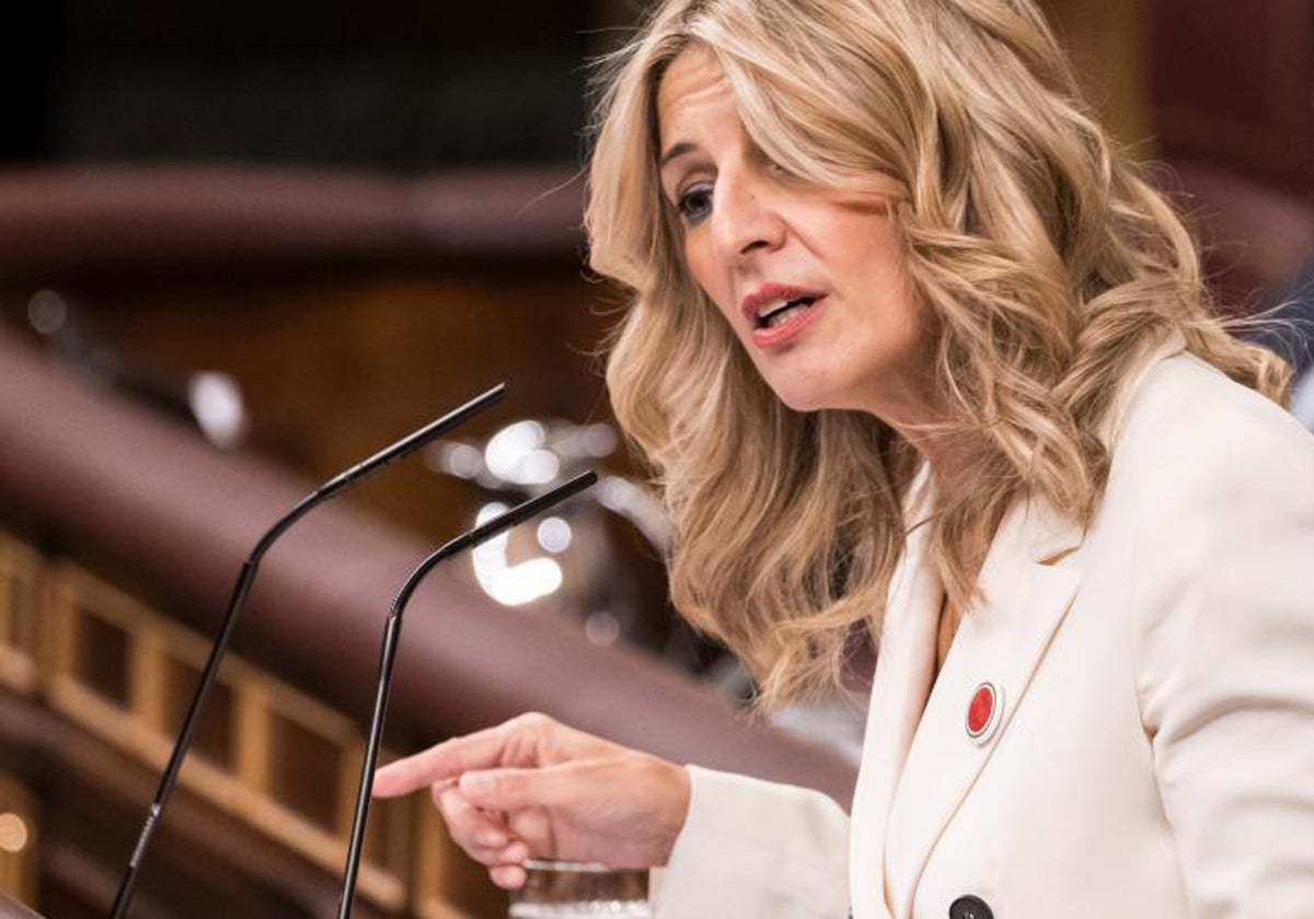 La vicepresidenta segunda y ministra de Trabajo y Economía Social en funciones, Yolanda Díaz, interviene durante la primera sesión del debate de investidura de Pedro Sánchez como presidente de Gobierno, en el Congreso de los Diputados, a 15 de noviembre de 2023, en Madrid (España)