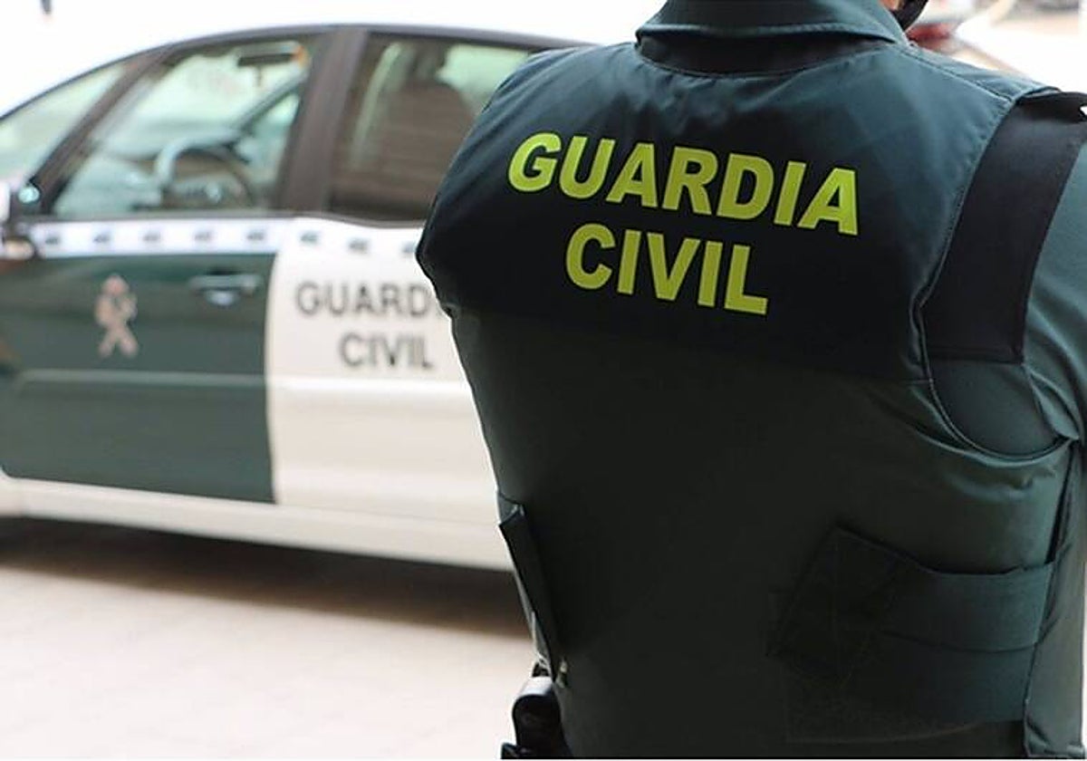 Un agente de la Guardia Civil