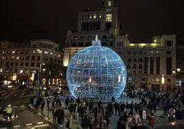 Así es la estructura que sustituye a la bola de Navidad gigante de la Gran Vía en Madrid