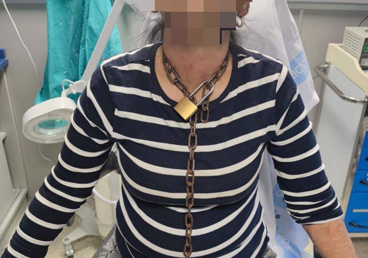 La mujer, con la cadena al cuello tras llegar al hospital de Miranda de Ebro (Burgos)