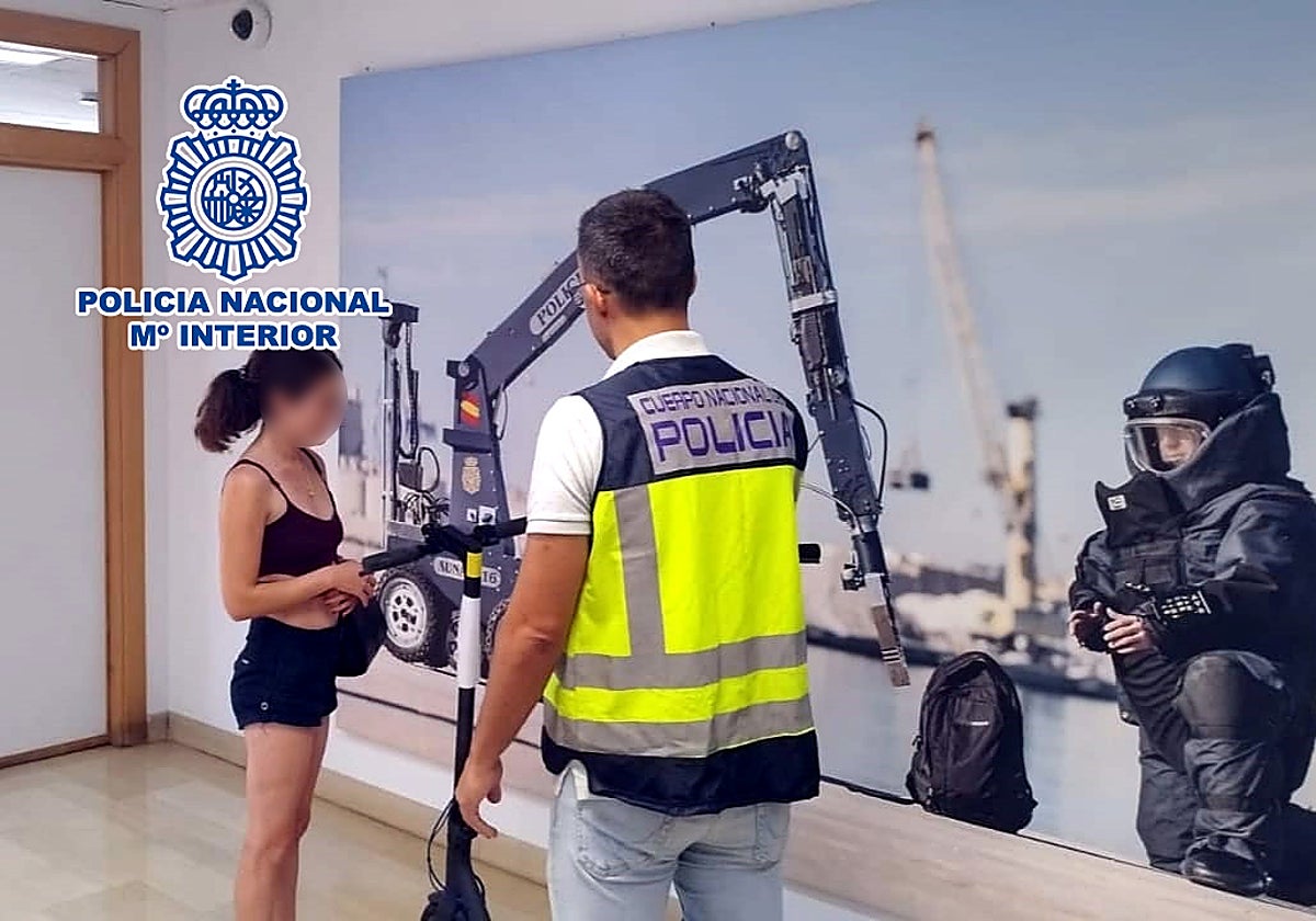 Un policía entrega un patinete robado a su legítima propietaria