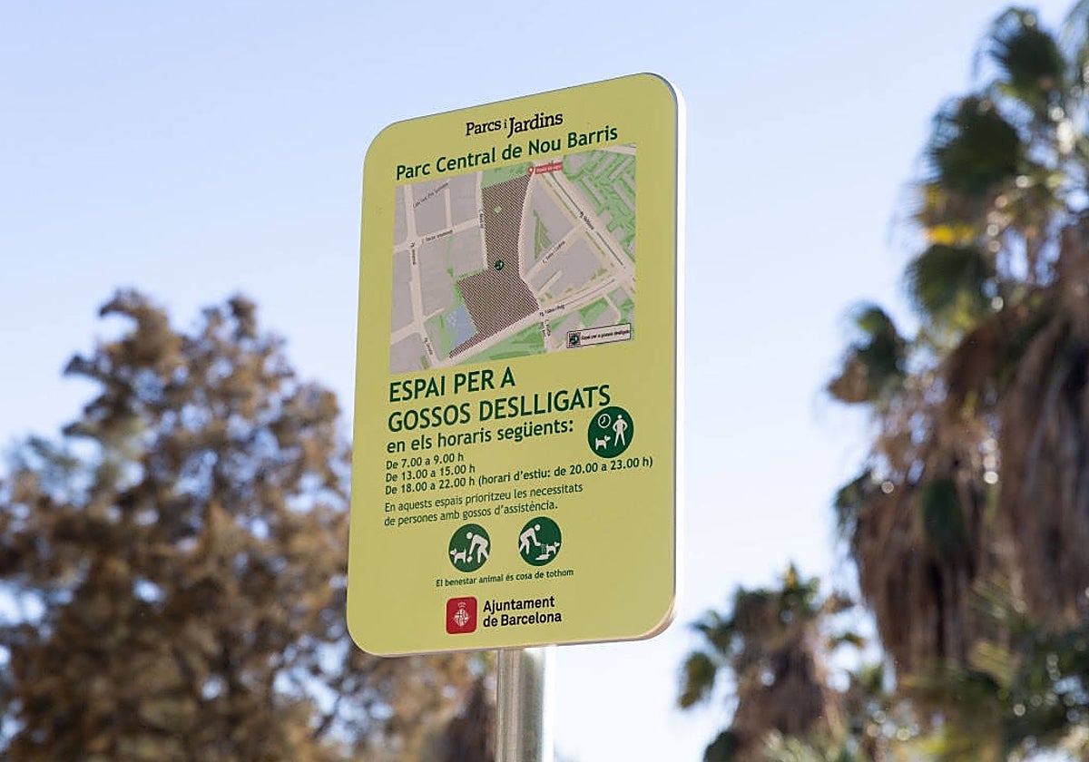 Detalle de los nuevos carteles que se instalarán para avisar de si puede ir el perro suelto